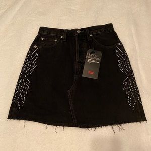 Studded Levi’s denim skirt sz 26